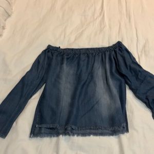 Long sleeved the shoulder denim shirt.